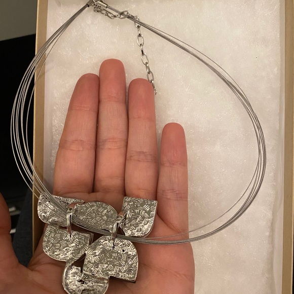 Beautiful necklace - never worn - Picture 3 of 3